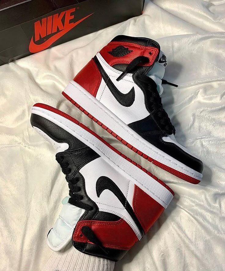 Air Jordan 1 Retro High OG "Black Toe"