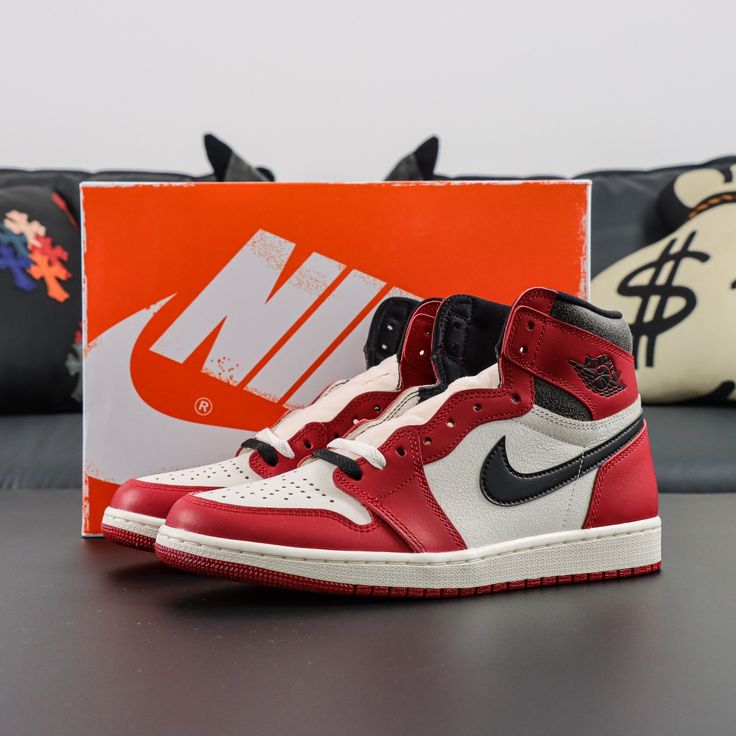 NIKE AIR JORDAN 1 RETRO HIGH OG CHICAGO