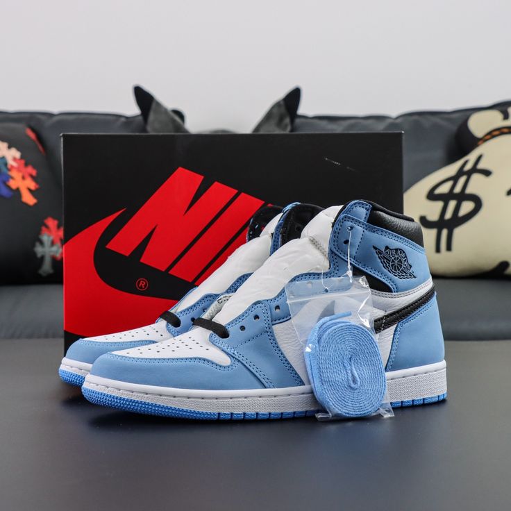 NIKE AIR JORDAN 1 RETRO HIGH OG UIVERSITY BLUE