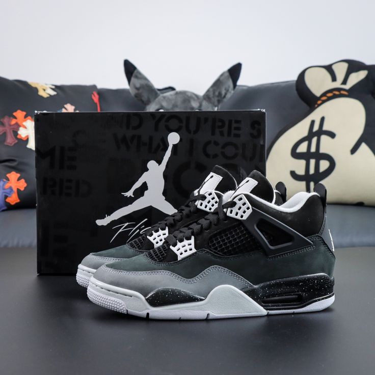 NIKE AIR JORDAN 4 RETRO FEAR