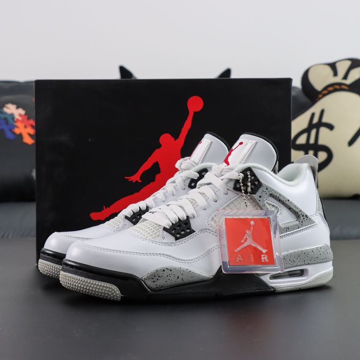NIKE AIR JORDAN 4 RETRO WHITE CEMENT