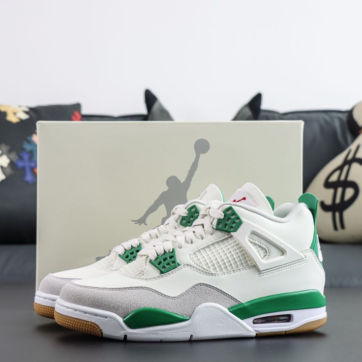 NIKE AIR JORDAN 4 RETRO PINE GREEN