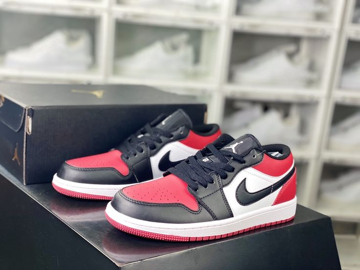 Nike Air Jordan 1 Low Bred Toe