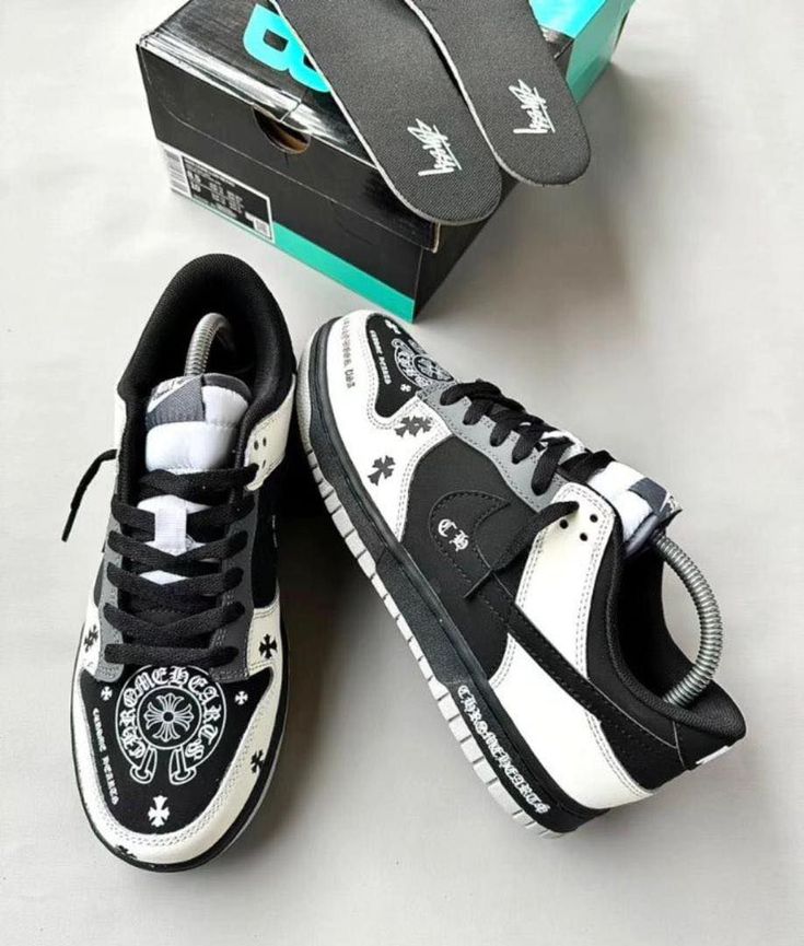 NIKE “SB DUNK CHROME HEARTS”